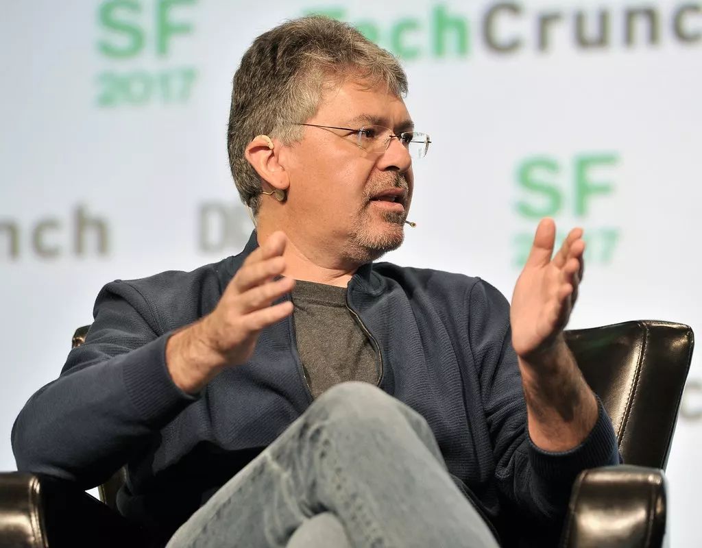 前谷歌工程部高级副总裁john giannandrea,2018年加入苹果担任ai