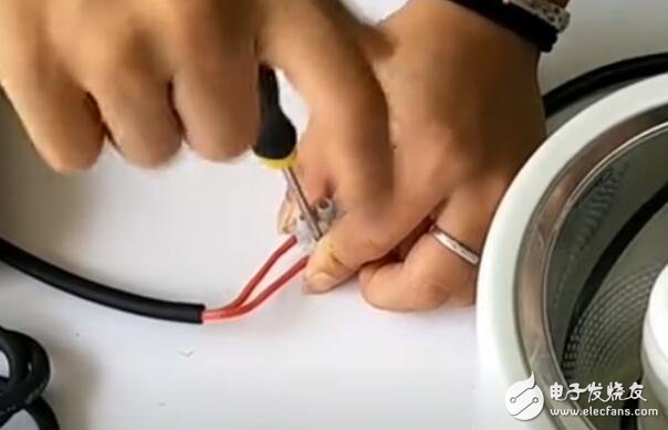 爽肤水的正确用法图解视频 o4YBAFzFUpiAYDJ3AABys4YvqGQ966.jpg