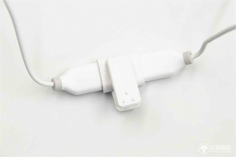 怎么收纳耳机线 pIYBAF0I0bKAYqSQAABqe5-Bdes358.jpg