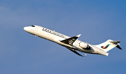 浦东生产线的首架arj21飞机已在浦东机场完成首.