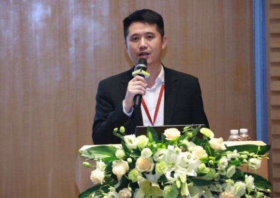 上午9时,21岁的通信塔工谢卫军在穿上防护马甲,戴上安全