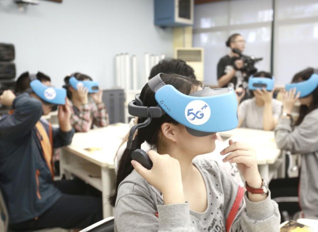 中国移动利用5G+VR/AR沉浸式教学和5G+远...