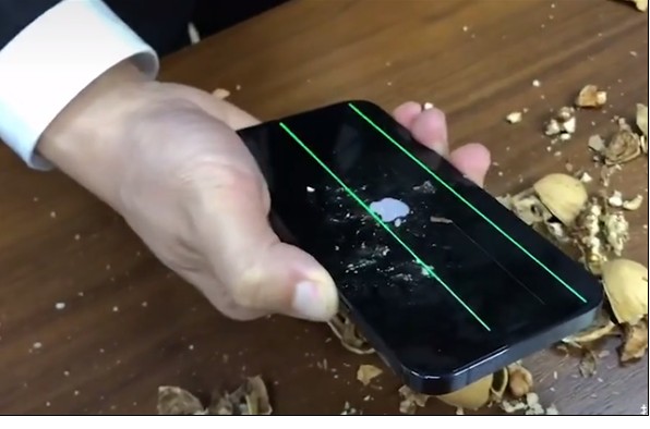 iPhone 12的屏幕面板硬度大大超越了玻璃面...