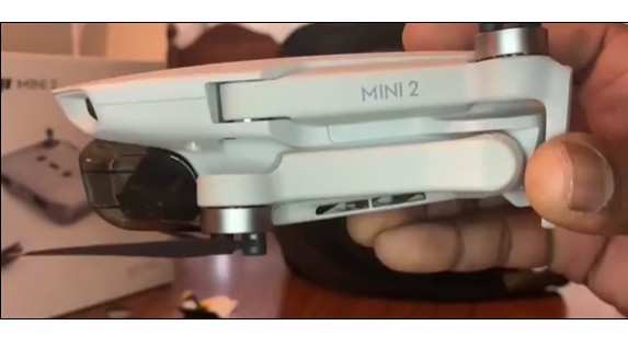 大疆Mavic Mini 2“遥控器比无人机大”...