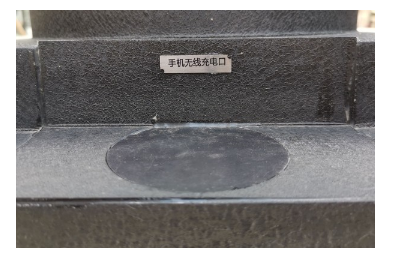 武汉街头出现手机无线充电路灯,游客可免费使用