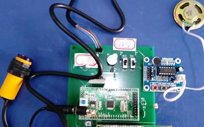 基于STM32单片机的自动感光台灯设计