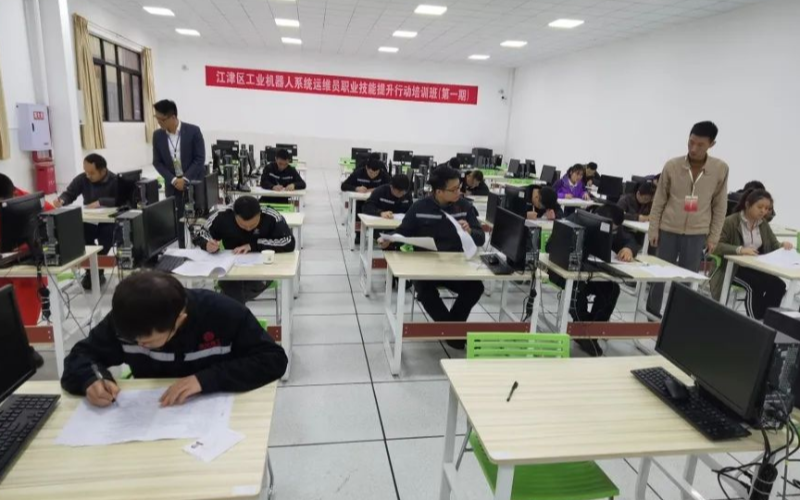 首批工业机器人系统运维员结业考试成功举行