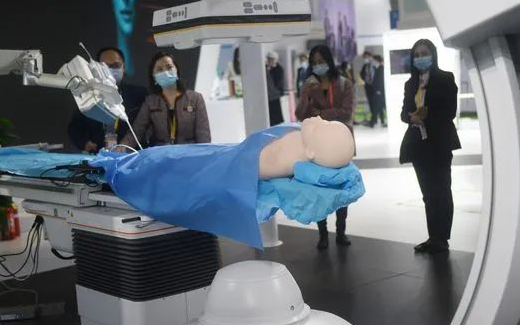 西门子医疗在进博会现场展出全球首款介入机器人