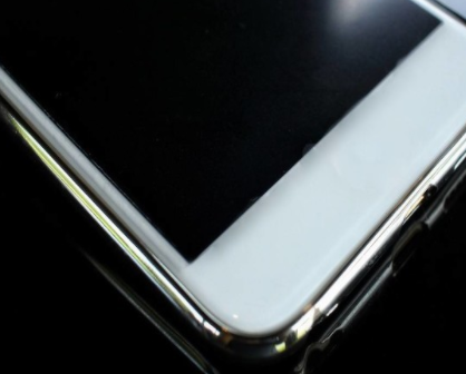 iPhone 12深陷“绿屏门”,或是苹果片面追...