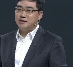 滴滴联合比亚迪推出了首款定制网约车D1