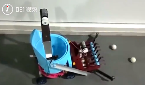 上海15岁女生发明可捡乒乓球的机器人