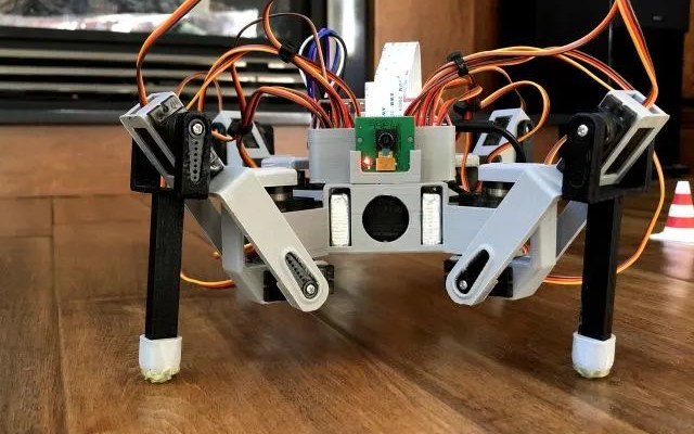 以树莓派作为大脑 3D打印的蜘蛛机器人