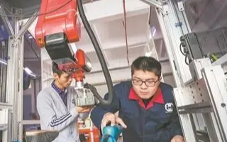研发人员正在对其中的一款产品“单目线结构光3D扫...