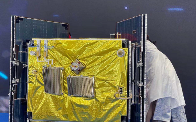 我國首條小衛星智能生產線首顆衛星在武漢下線