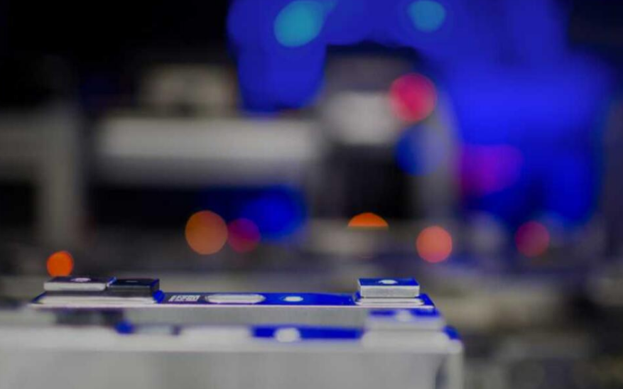 六氟磷酸锂暴涨6倍!锂电池热销引发材料供应紧缺, 比亚迪和宁德时代如何化解?