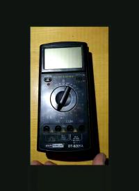 #工欲善其事必先利其器，曬一曬你的工具庫 萬用表用手機(jī)電池供電，而且配有太陽能光電池充電。@硬聲小助手 