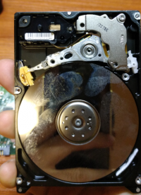阿昆拆解硬盤，看下機械硬盤PCB的DFM設計