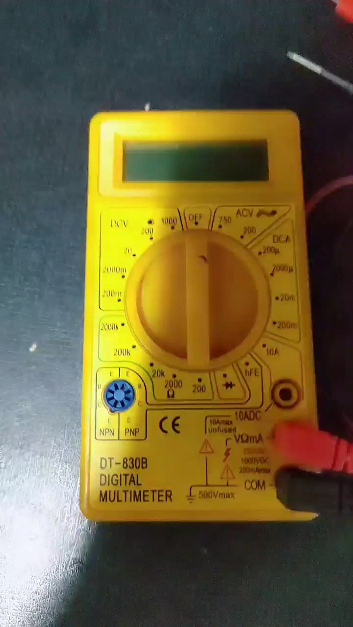 DT_830B电压表电压档的使用。