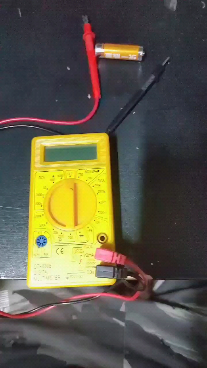 用电压表测干电池电压。