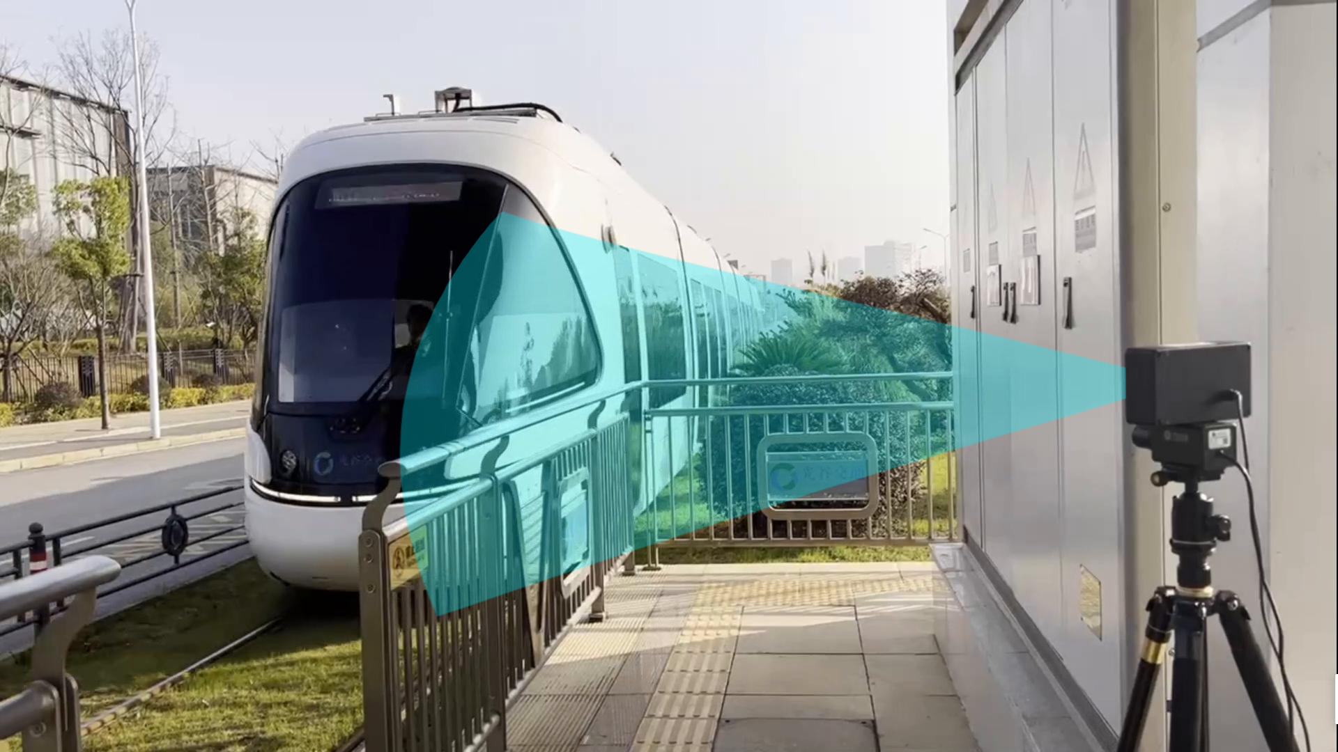 #智能交通 巍泰技術高鐵列車測速雷達在軌道交通控速路段安全防護中的應用演示