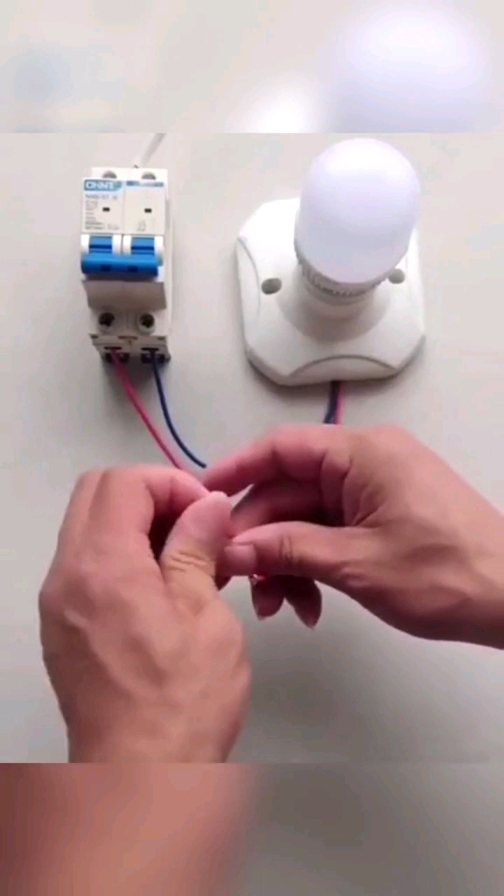 插座接入电路方法演示