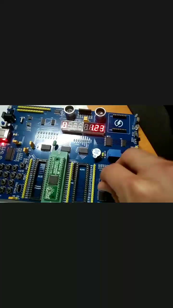 PCF8591读取电压，并通过旋转电位器改变输入电压