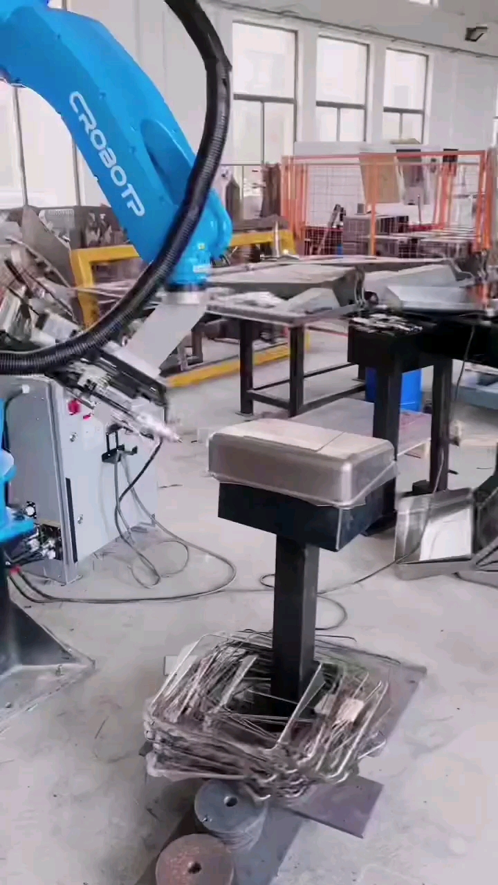 一台工业机器人可以代替好几名熟练工人