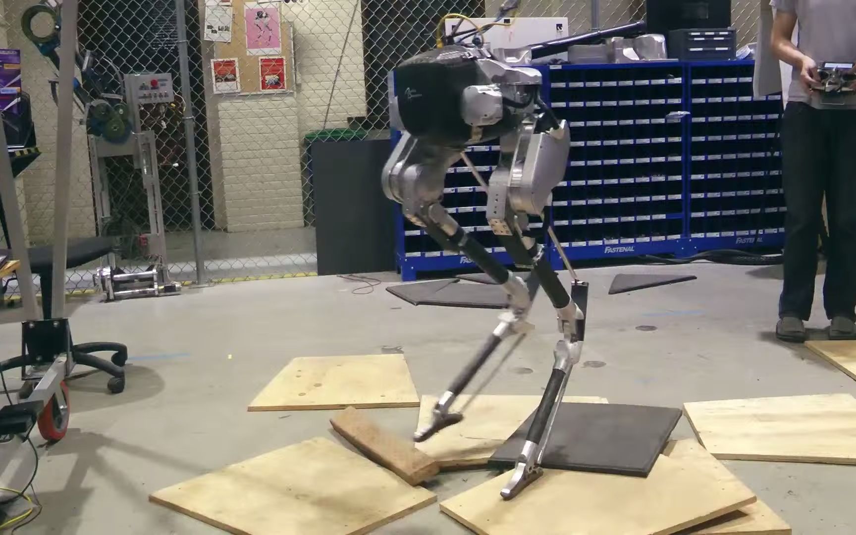 OUS 双足机器人Cassise在布满乱七八糟的木块的环境下3D双足动态行走
