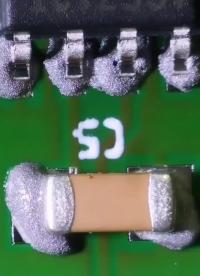 利用電熨斗來加熱焊接，沒有加熱臺的也可以這樣操作