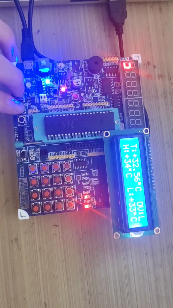 #单片机 基于STC89C52RC的温度报警器设计（开源）
可按键设置温度阈值，当温度超过设置的阈值，蜂鸣器响