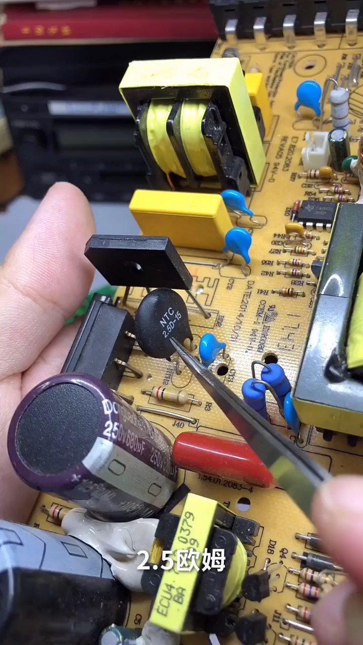教你辨别保险丝电容电感热敏电阻器开关脉冲电压器芯片三极管二极管小灯泡 那么问题来了，谁能说出全部型号？
