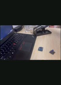 利用充電寶作為電源 一些小元器件組裝成顯示時間和溫度器 十幾塊錢就能買到小時鐘不過只是他把小電池作為電源#