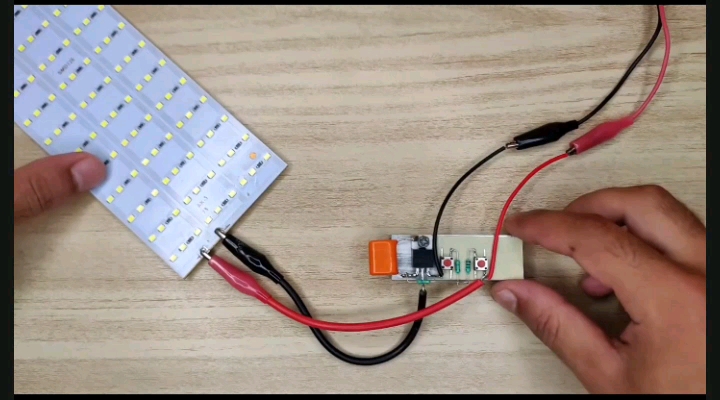 #硬聲創作季 用MOS制作一個簡易的調壓電路，按下開關就可以控制LED亮度