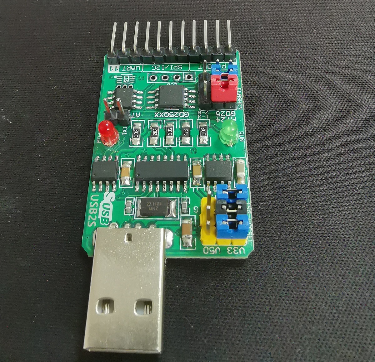 可编程 USB 转串口适配器开发板的详细接口与功能