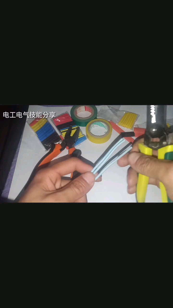 #硬聲創作季  #電工技術 電工知識：插座線盒內的三根硬銅線是怎樣連接的？方法步驟教給你