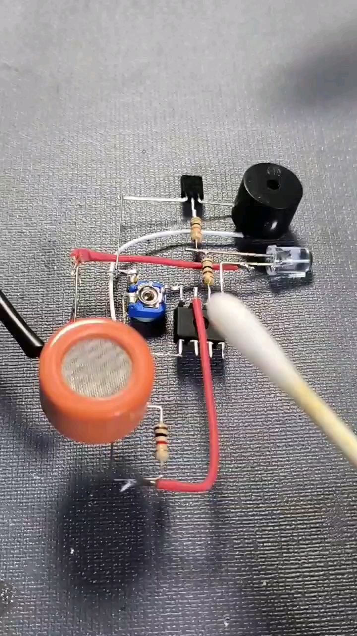 制作一个灵敏的酒精气体检测器