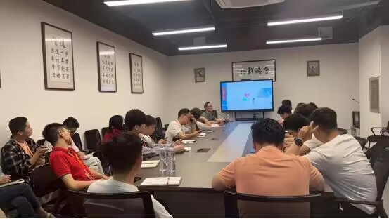 深圳市金航标电子有限公司技术顾问张武军为团队进行知识培训