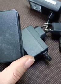 閑置的電源適配器不要丟，簡單改造下就能變成一個小夜燈 
