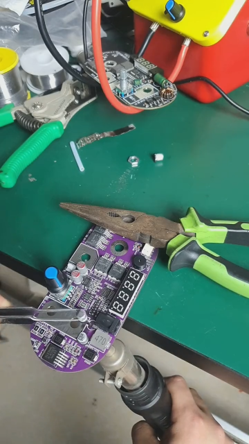 点焊机控制板贴片电解电容拆换教程；再直播间热情粉丝指点下，我学会了两种方法