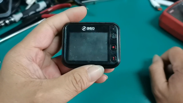 粉絲發(fā)來一臺360行車記錄儀，故障開機一下自動關機維修教程