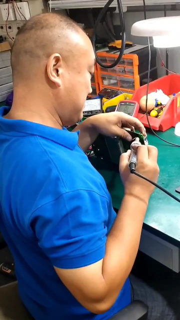 國慶假期，探訪值班師傅趙工，點個贊！#變頻器維修 #電路板維修 #自動化設(shè)備 #工控變頻器伺服#硬聲創(chuàng)作季 