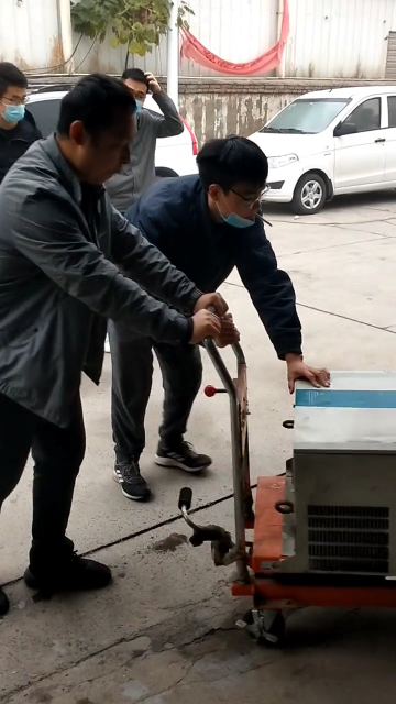 客戶剛送來一臺變頻器讓維修，師傅正在抓緊時間做故障檢測。#變頻器維修 #電路板維修 #工控變頻#硬聲創作季 