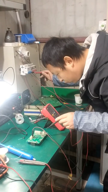 亂碼！充電樁上的控制器！師傅正在維修。#電路板維修 #伺服驅動器 #工控變頻器伺服plc #變#硬聲創作季 