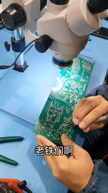 電梯主板維修，物業說主板總是的死機，今天師傅要仔細檢查一下。有需要維修的，歡迎騷擾。#電梯主板#硬聲創作季 