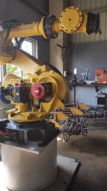 一台机器人又有哪些控制部件？你能认出几种#电气控制 #机器人 #工业机器人 #智能制造#硬声创作季 