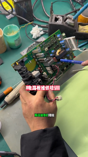 #硬聲創作季  電路板維修培訓賴工給學員講理論