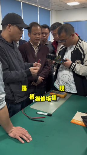 #硬聲創作季  電路板維修培訓現場拿電路板講解學員接受度更好