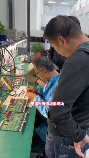 #硬聲創作季  電路板維修培訓現場正在認真教學員的李工