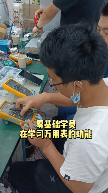 #硬聲創(chuàng)作季  零基礎(chǔ)學(xué)員在學(xué)習(xí)萬用表的功能