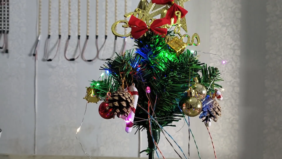 用ne555和4026芯片制作了一棵漂亮的圣诞树，祝大家圣诞快乐
